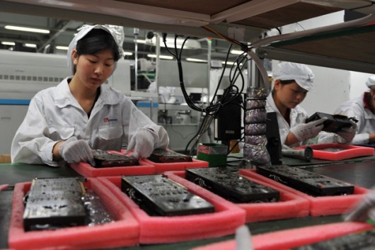 foxconn-workers-530×353