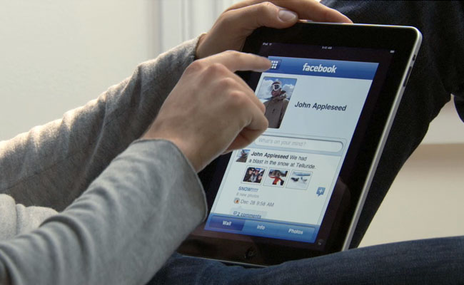 Facebook per iPad, arriva una sidebar per i giochi